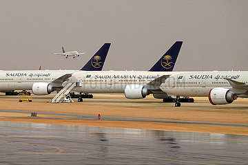 Riad  Saudi-Arabien  Flugzeuge der Saudi Arabian Airlines auf dem Vorfeld des Flughafen King Khalid International Airport