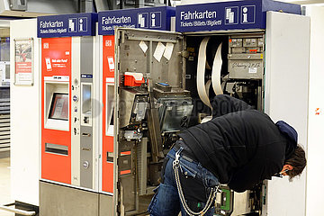 Frankfurt am Main  Deutschland  Mechaniker wartet einen Fahrkartenautomaten der Deutschen Bahn