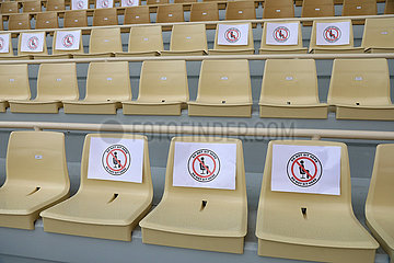 Riad  Saudi-Arabien  Sitze auf einer Tribuene sind hinsichtlich des Sicherheitsabstandes wegen der Coronapandemie gekennzeichnet sowie teilweise gesperrt