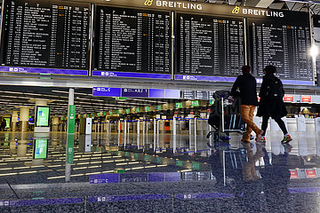 Frankfurt am Main  Deutschland  nur wenige Passagiere verlieren sich in Zeiten der Coronakrise im Terminal des Flughafen