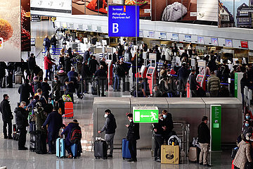 Frankfurt am Main  Deutschland  Reisende stehen in Zeiten der Coronapandemie im Terminal des Flughafen am Check-in