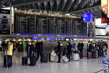 Frankfurt am Main  Deutschland  Reisende stehen in Zeiten der Coronapandemie im Terminal des Flughafen in einer Warteschlange