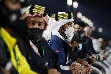 Riad  Saudi-Arabien  Arabische Maenner tragen in Zeiten der Coronapandemie Mund-Nasen-Schutz