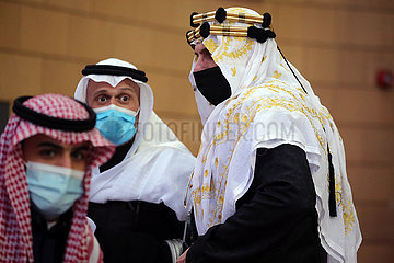Riad  Saudi-Arabien  Arabische Maenner tragen in Zeiten der Coronapandemie Mund-Nasen-Schutz