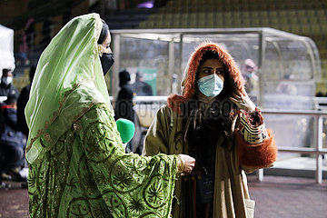 Riad  Saudi-Arabien  Arabische Frauen tragen in Zeiten der Coronapandemie Mund-Nasen-Schutz