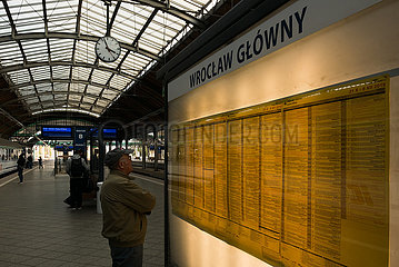 Polen  Wroclaw (Breslau) - Aelterer Mann studiert den Fahrplan (Abfahrt) am Hauptbahnhof (Wroclaw Glowny)