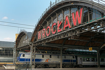 Polen  Wroclaw (Breslau) - PKP Intercity verlaesst den Hauptbahnhof (Wroclaw Glowny)