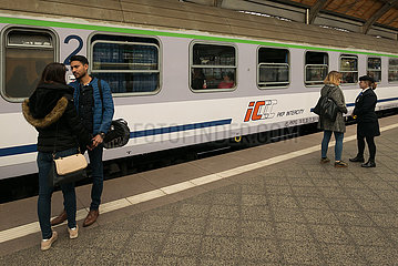 Polen  Wroclaw (Breslau) - PKP Intercity am Bahnsteig  Hauptbahnhof (Wroclaw Glowny)