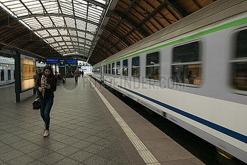 Polen  Wroclaw (Breslau) - PKP Intercity verlaesst den Hauptbahnhof (Wroclaw Glowny)