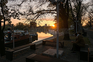 Polen  Wroclaw (Breslau) - Paar geniesst den Ausblick auf die Oder im Sonnenuntergang