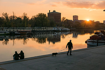 Polen  Wroclaw (Breslau) - Menschen geniessen den Ausblick auf die Oder im Sonnenuntergang
