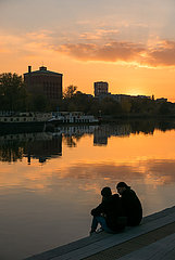 Polen  Wroclaw (Breslau) - Paar geniesst den Ausblick auf die Oder im Sonnenuntergang