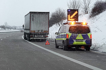 Pirna  Deutschland  Fahrzeug der Autobahnpolizei sichert einen Pannen-LKW auf der A4