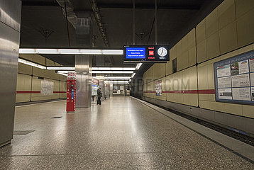 leerer Muenchener U-Bahnhof Neuperlach Zentrum  erster Lockdown  21. April 2020