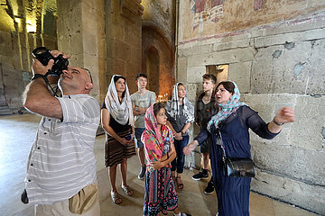 Mzcheta  Georgien  Touristengruppe in der Swetizchoweli-Kathedrale