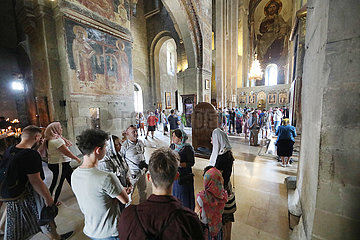 Mzcheta  Georgien  Menschen in der Swetizchoweli-Kathedrale