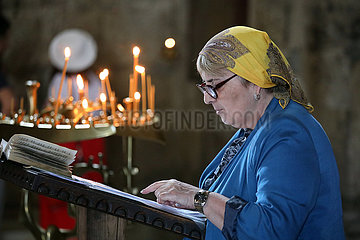 Mzcheta  Georgien  Frau mit Kopftuch in der Swetizchoweli-Kathedrale
