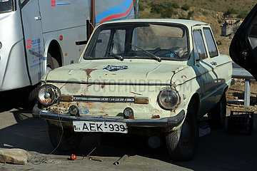 Tiflis  Georgien  Autowrack steht am Strassenrand