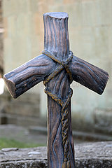 Mzcheta  Georgien  Weinrebenkreuz vor der Swetizchoweli-Kathedrale