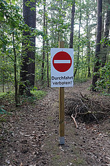 Dranse  Deutschland  Hinweisschild: Durchfahrt verboten in einem Wald