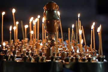 Mzcheta  Georgien  Kerzen in der Swetizchoweli-Kathedrale