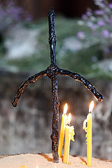 Mzcheta  Georgien  Kerzen und Weinrebenkreuz in der Swetizchoweli-Kathedrale