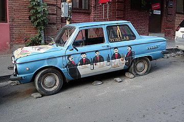 Tiflis  Georgien  Autowrack steht am Strassenrand