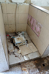 Tiflis  Georgien  demoliertes oeffentliches WC