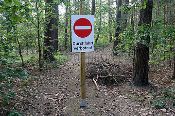 Dranse  Deutschland  Hinweisschild: Durchfahrt verboten in einem Wald