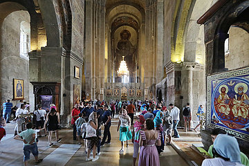 Mzcheta  Georgien  Menschen in der Swetizchoweli-Kathedrale