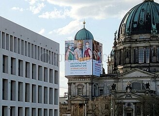 Plakate fuer Impfkampagne am Berliner Dom
