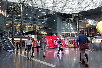 Doha  Katar  Menschen im Terminal des Flughafen