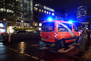 Berlin  Deutschland  Notarztwagen der Berliner Feuerwehr am Abend auf Einsatzfahrt
