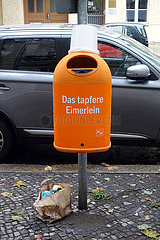 Berlin  Deutschland  Eimer steht auf einem Muelleimer der Berliner Stadtreinigung