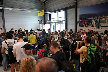 Schoenefeld  Deutschland  Menschen warten an einem Gate des Flughafen Berlin-Schoenefeld auf das Boarding
