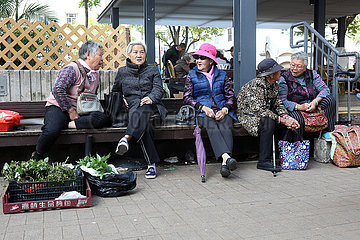 Hong Kong  China  alte Frauen sitzen auf einer Bank und unterhalten sich