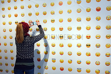 Helsinki  Finnland  Frau fotografiert ein Emoji