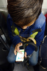 Hong Kong  China  Mann schaut auf sein Smartphone