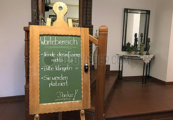 Ingelheim  Deutschland  Auswirkungen der Coronapandemie: Wartebereich in einem Restaurant