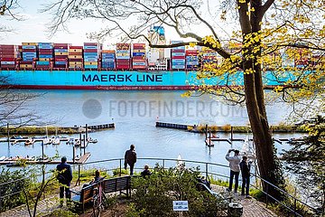 Containerschiff Elly Maersk auf der Elbe