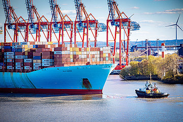 Containerschiff Elly Maersk auf der Elbe