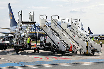 Schoenefeld  Deutschland  Fluggasttreppen stehen auf dem Vorfeld des Flughafen Berlin-Schoenefeld vor einem Flugzeug der Ryanair