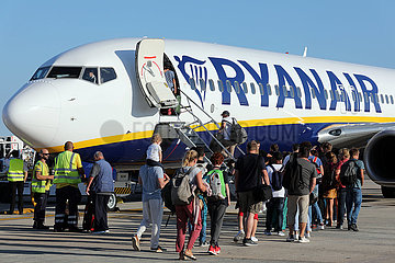 Lissabon  Portugal  Reisende steigen am Flughafen in eine Maschine der Fluggesellschaft Ryanair ein