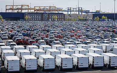 Neuwagen  Autoterminal  Binnenhafen  Duisburg  Nordrhein-Westfalen  Deutschland  Europa
