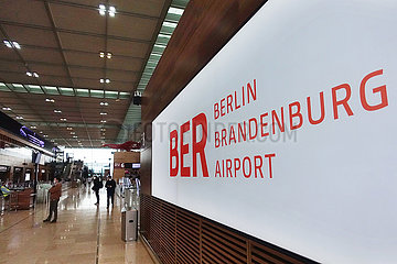 Schoenefeld  Deutschland  Schriftzug des BER im Terminal des Flughafen