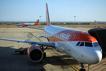 Lissabon  Portugal  Flugzeuge der easyJet auf dem Vorfeld des Flughafen