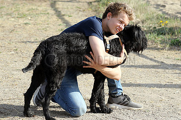 Graditz  Deutschland  Teenager kuschelt mit seinem Hund