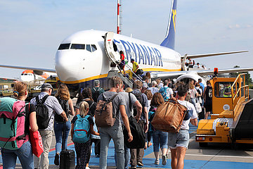 Schoenefeld  Deutschland  Reisende steigen am Flughafen in eine Maschine der Fluggesellschaft Ryanair ein