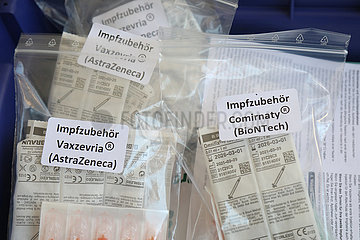 Berlin  Deutschland  Impfzubehoer fuer die Impfstoffe von AstraZeneca und BioNTech/Pfizer