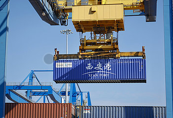 Container aus China  neue Seidenstrasse  Duisburger Hafen  Ruhrgebiet  Nordrhein-Westfalen  Deutschland  Europa